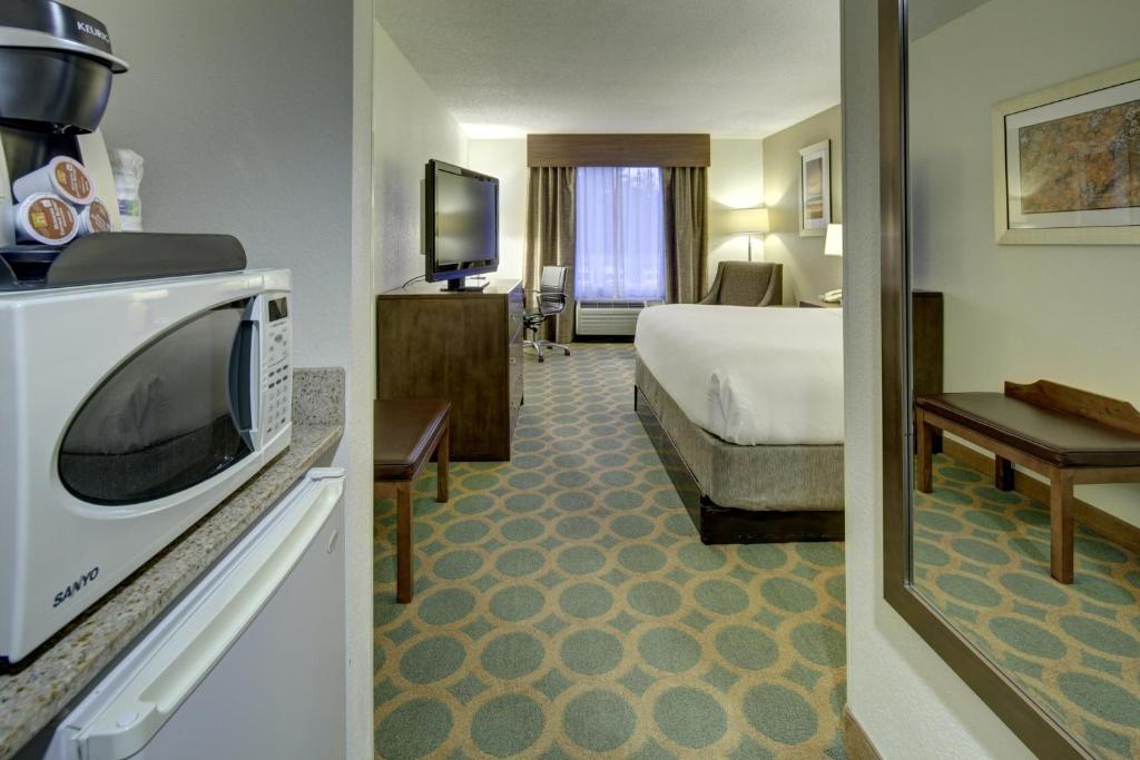 Holiday Inn Express Hotel & Suites Emporia an IHG Hotel - image 3
