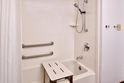 Hampton Inn Emporia - image 8