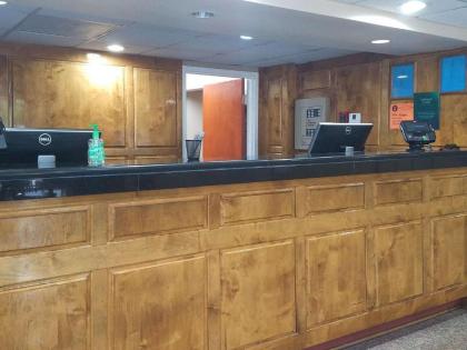 Quality Inn - image 10