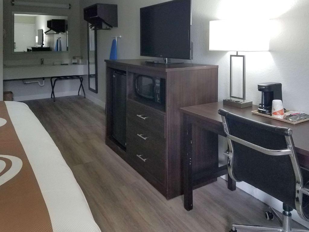 Quality Inn - image 6