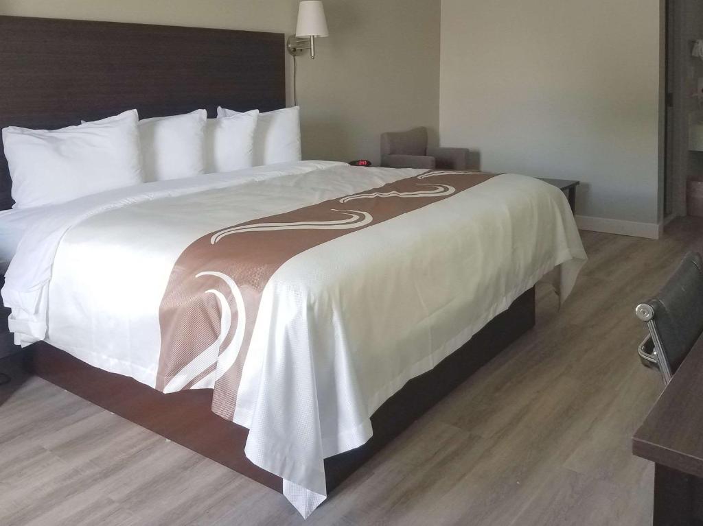 Quality Inn - image 7