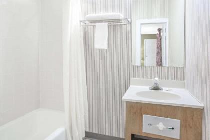 Knights Inn Emporia - image 2