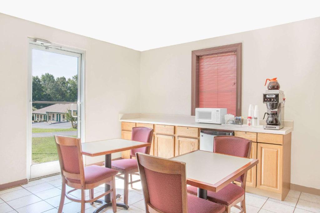 Knights Inn Emporia - image 4