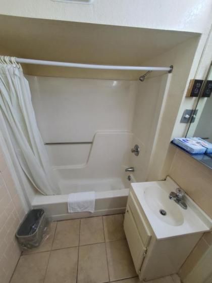Relax Inn - image 12