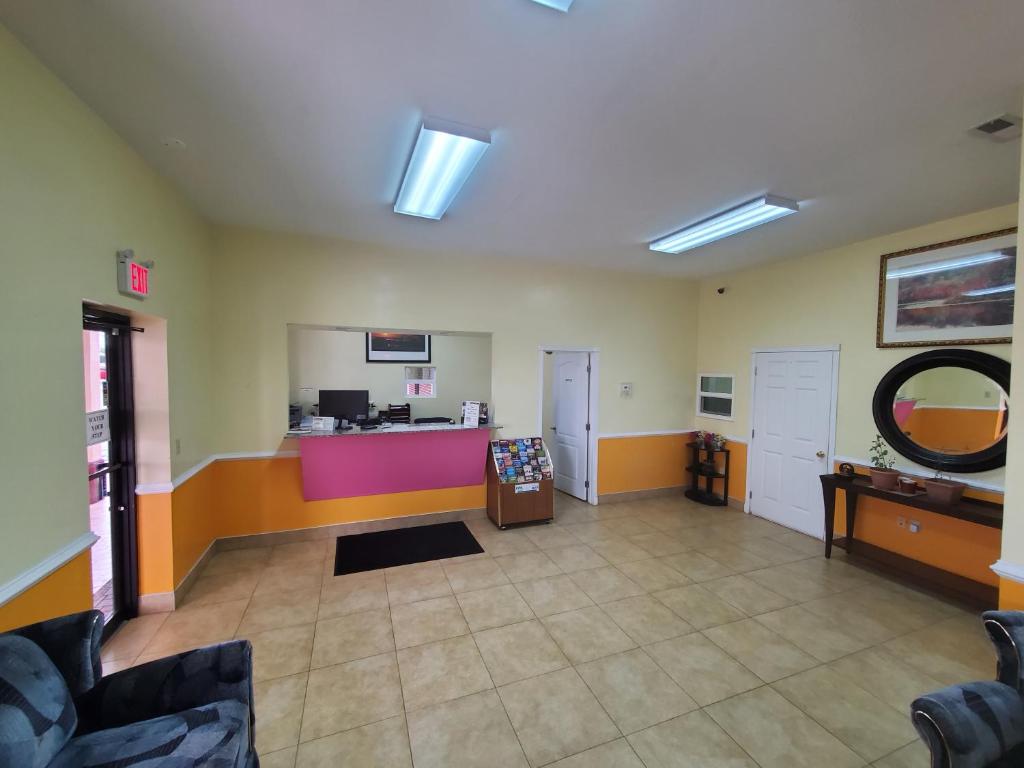 Relax Inn - image 2