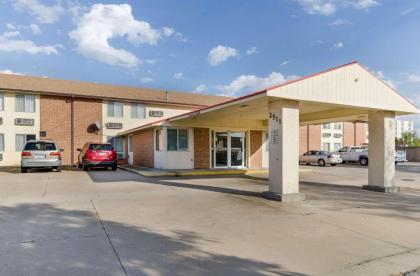 Econo Lodge Emporia - image 1