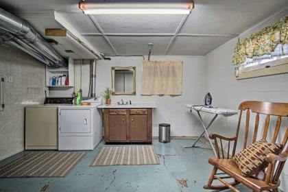 Cute Emporia House - Mins to Downtown and ESU! - image 11