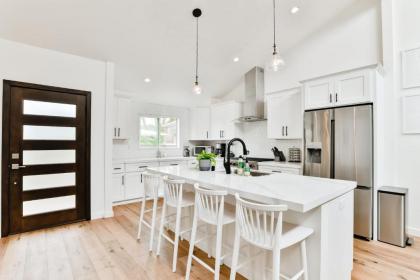 Dream Home - Steps to Beach Pools Shops & Dining - image 14