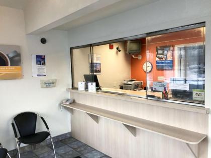 Motel 6-Enfield CT - Hartford - image 2