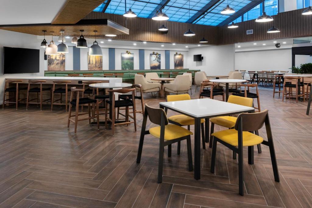 Fairfield Inn & Suites Springfield Enfield - image 3