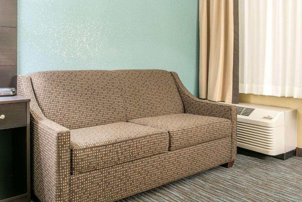 Clarion Inn Dayton Airport - image 2
