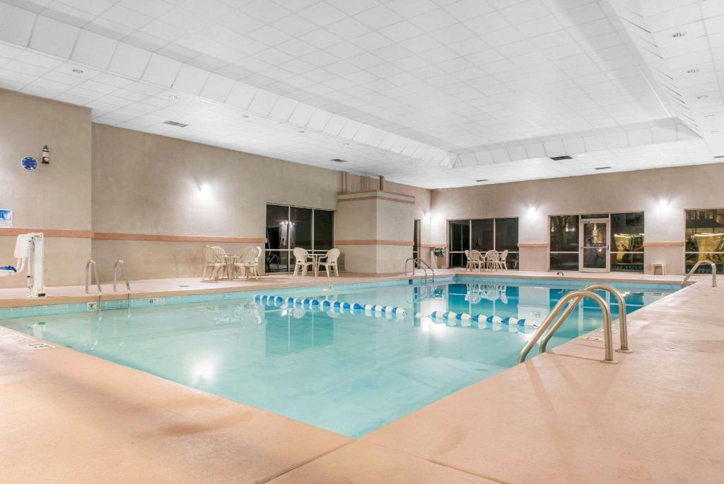 Clarion Inn Dayton Airport - image 3