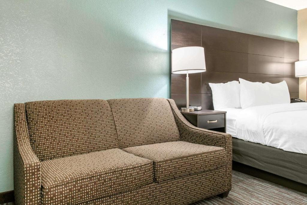 Clarion Inn Dayton Airport - image 4