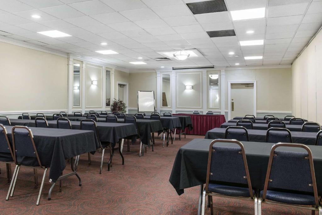 Clarion Inn Dayton Airport - image 5