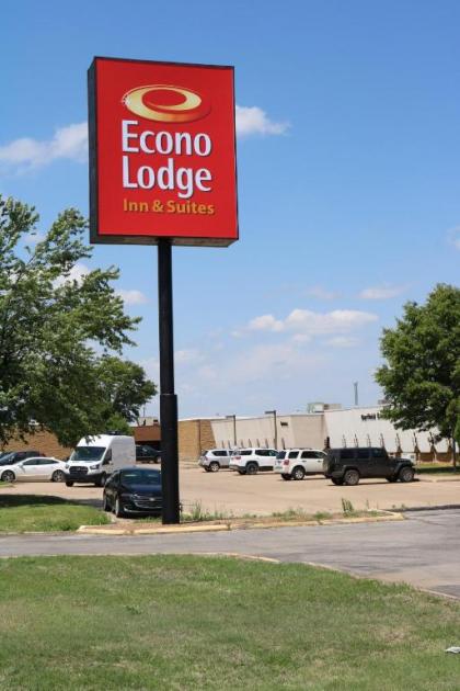 Econo Lodge Inn & Suites - image 2