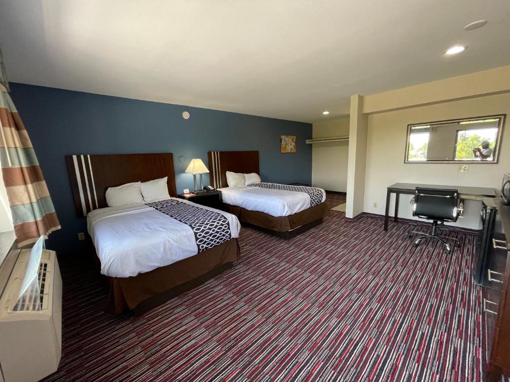 Econo Lodge Inn & Suites - image 7
