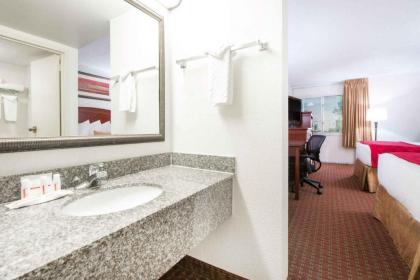 Ramada by Wyndham Enid - image 15