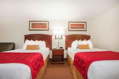 Ramada by Wyndham Enid - image 4