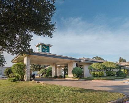 Quality Inn Ennis - image 15