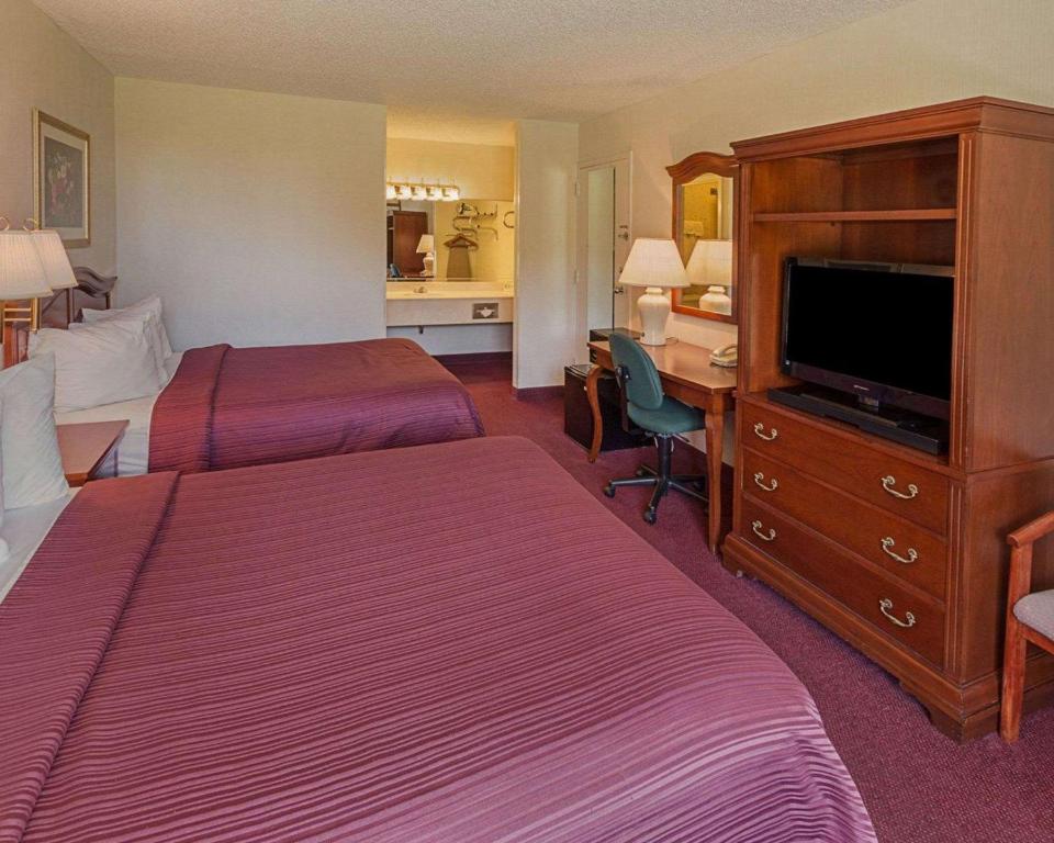 Quality Inn Ennis - image 3