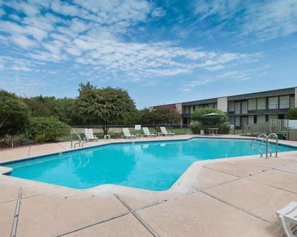 Quality Inn Ennis - image 6
