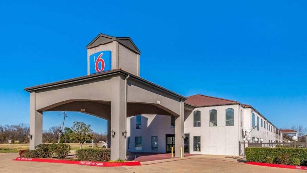Motel 6-Ennis TX - main image