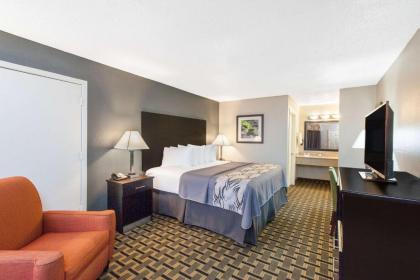 Days Inn by Wyndham Ennis - image 6