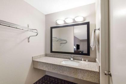 Days Inn by Wyndham Ennis - image 7