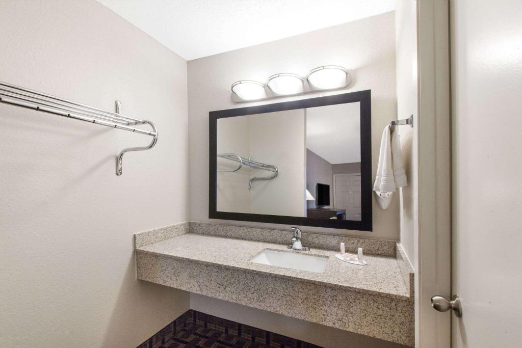 Days Inn by Wyndham Ennis - image 7