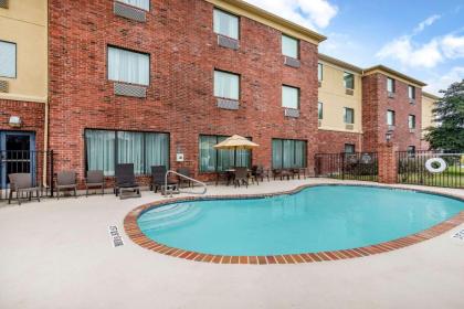 Comfort Suites Ennis - image 11