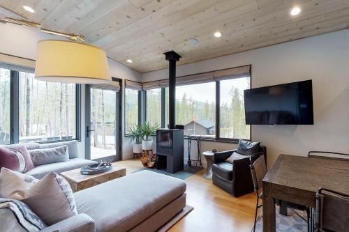 Lake Cabin 9 - image 2
