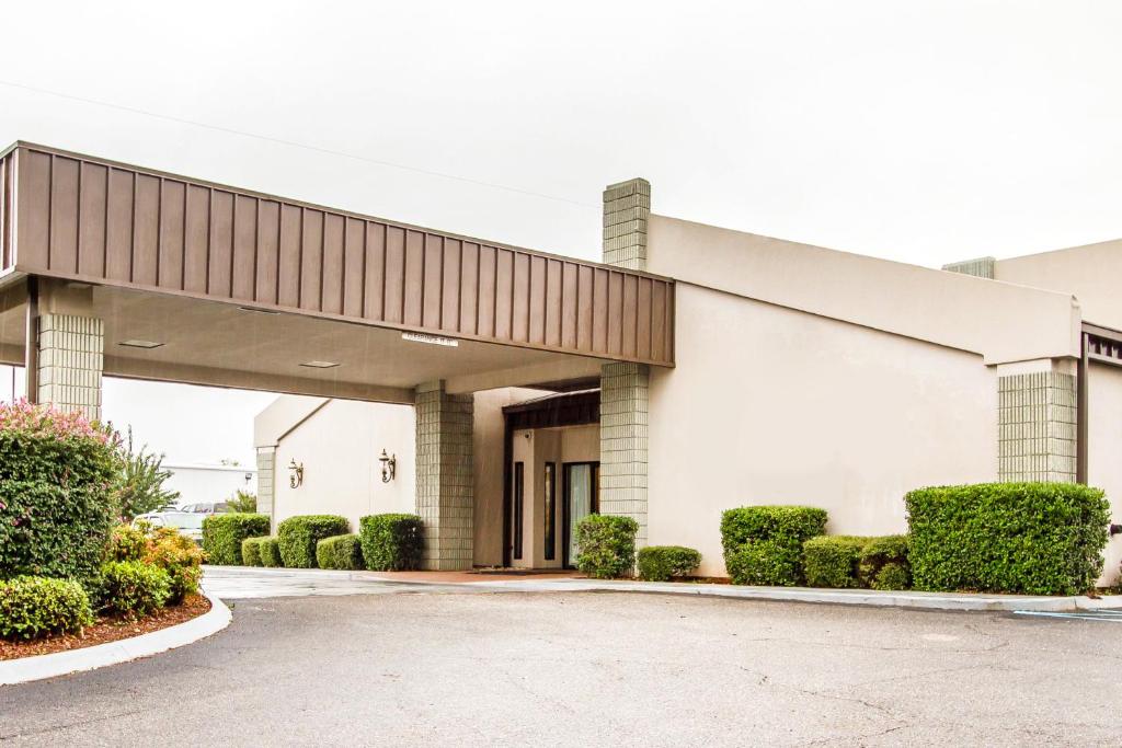 Executive Inn and Suites - main image