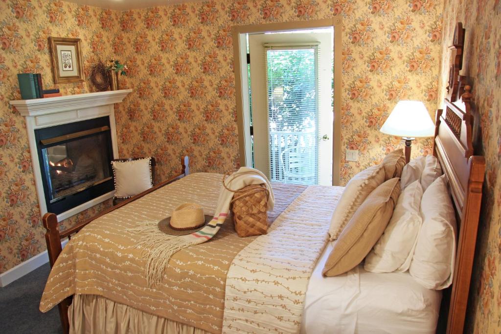 Eagle Harbor Inn - image 6