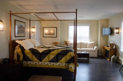 Hertzog Homestead Bed & Breakfast - image 6