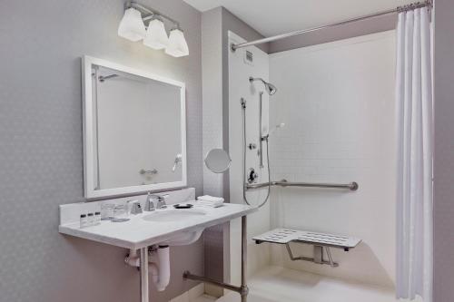 Sheraton Erie Bayfront Hotel - image 3