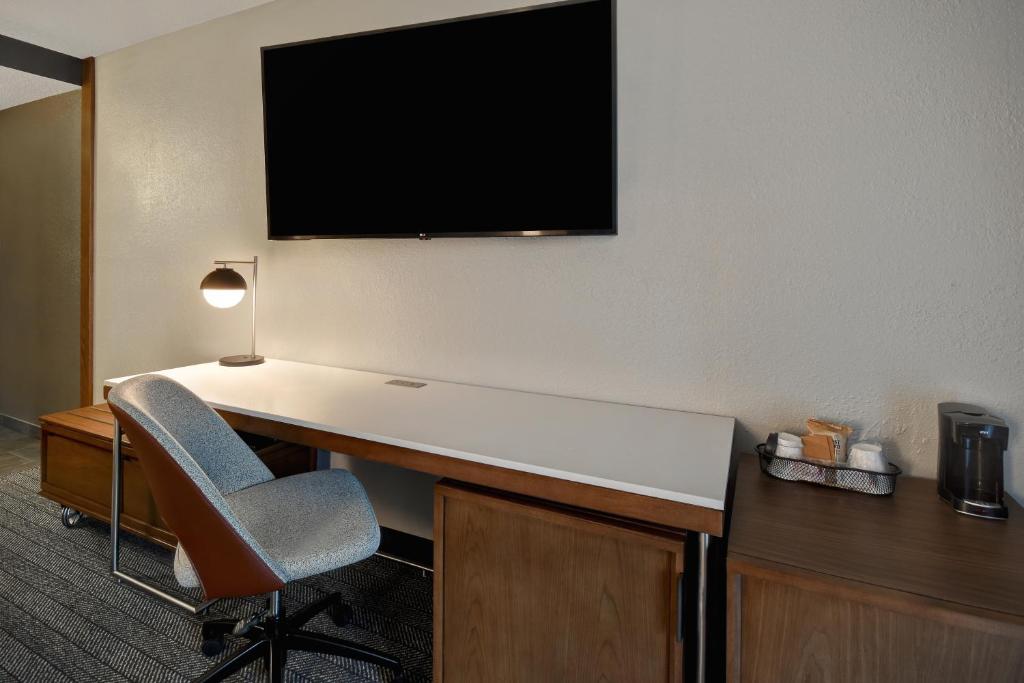 Courtyard by Marriott Cincinnati Airport - image 2