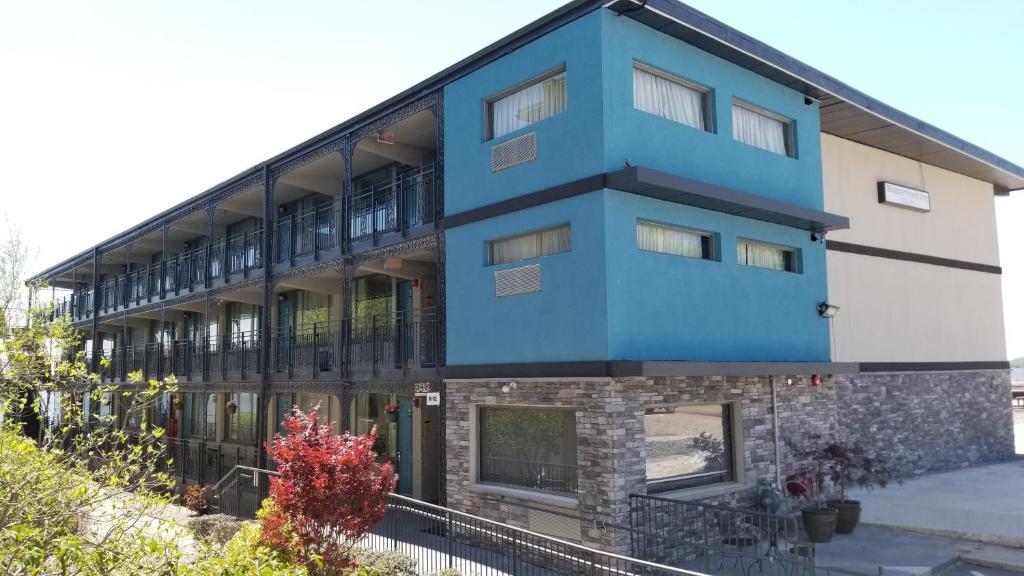 Airport Waterfront Inn - main image