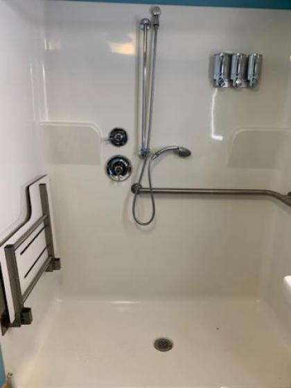 Airport Waterfront Inn - image 15