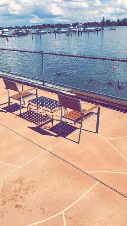 Airport Waterfront Inn - image 4