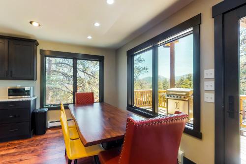 Crest Cabin - image 2