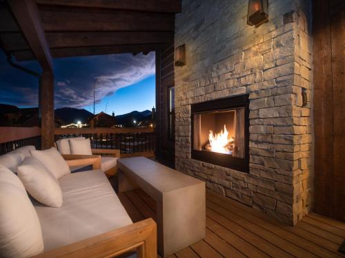 Blissful Mountain Getaway- Steps to Lake Estes IndoorOutdoor Fireplace Excellent Location - image 3
