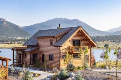 Lake Estes Oasis Located right on the lake Indoor and Outdoor Fireplace and Private Jacuzzi Estes Park