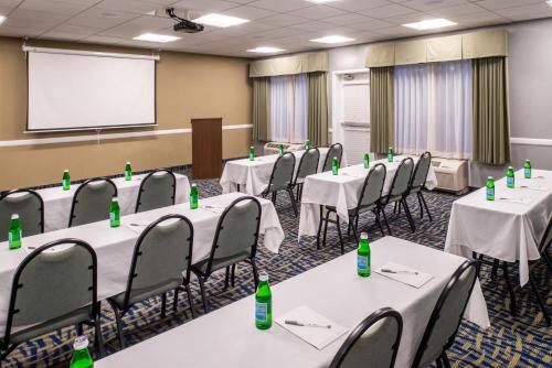 Hampton Inn Eugene - image 3