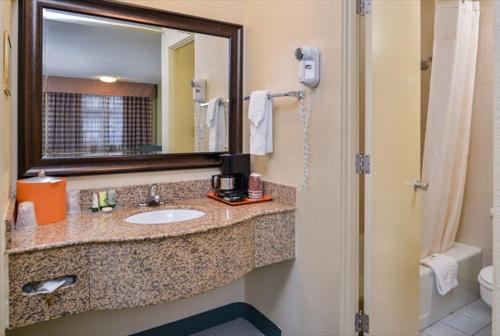 University Inn and Suites Eugene - image 5