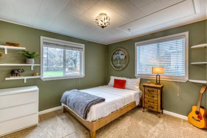 Cozy Coleman St. Cottage - image 10