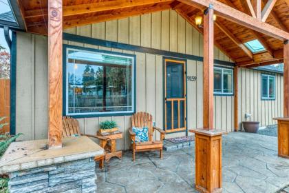 Cozy Coleman St. Cottage - image 11