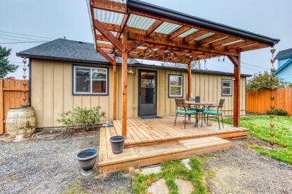 Cozy Coleman St. Cottage - image 14