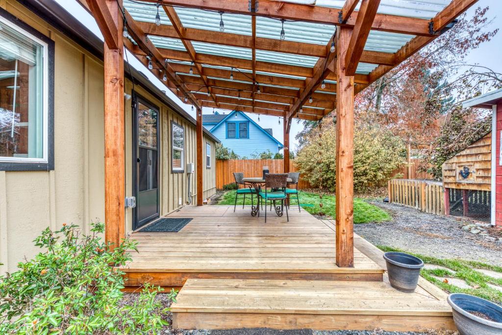 Cozy Coleman St. Cottage - image 3