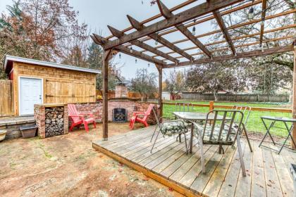 Cozy Coleman St. Cottage - image 5