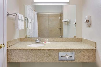 Days Inn & Suites by Wyndham DFW Airport South-Euless - image 2
